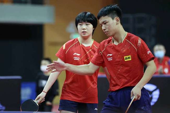 向对手挥拳 向对手挥拳