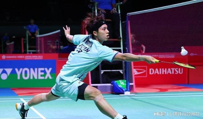 周琦在防守 周琦在防守